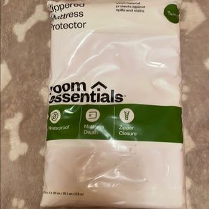 Zippered mattress protector